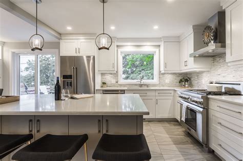 The best kitchen island is a fantastic way to add some functionality to your kitchen, whether you the size of your kitchen island will directly determine how convenient is will be for you. Small Kitchen BIG Island - Picture gallery (With images ...
