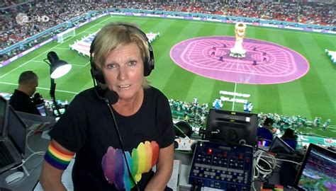 Claudia Neumann: ZDF-Kommentatorin kommentiert mit Regenbogen-Shirt