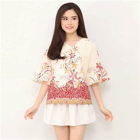 Artis kelahiran 1995 itu juga menenteng hand bag simpel untuk melengkapi penampilannya dalam episode tersebut. 8 Model Baju Motif Batik yang Kasual dan Bisa Dipakai ...