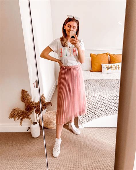 Pink Pleated Midi Skirt And White T Shirt Spring And Summer Outfit