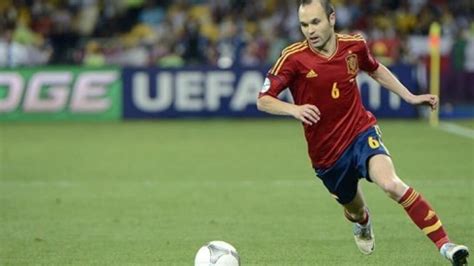 الإسباني أندريس إنييستا أفضل لاعب في كأس أوروبا 2012 لكرة القدم