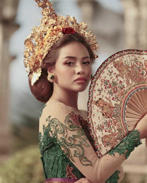 Terlihat Anggun Gaya Artis Indonesia Saat Kenakan Pakaian Adat Bali