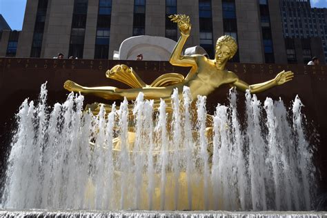 Rockefeller Center Fountain Gold Statue New Yorker Tips