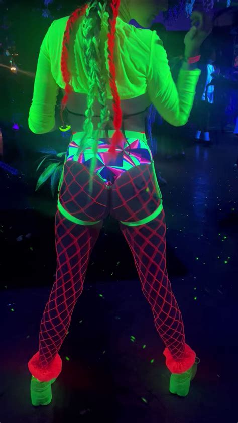 Skye Mae On Twitter I Turned Into A Booty Shaking Human Glow Stick Last Night 💚🌷