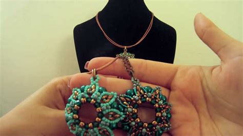 Un ulteriore accorgimento è di stendere la prima parte con il pennellino dello smalto molto velocemente e poi riempiamo goccia dopo goccia il. Video creazioni bijoux: ciondoli Laruna di Ewa e ...