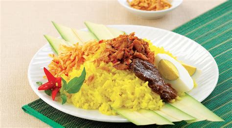 Nasi kuning might come in the form of a cone called a tumpeng and is usually eaten during special events. Resep Nasi Kuning Manado Istimewa | ResepMembuat.Com
