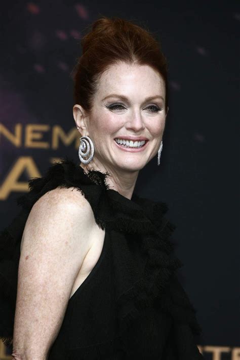 Julianne Moore At The Hunger Games Mockingjay Part 2 Premiere In