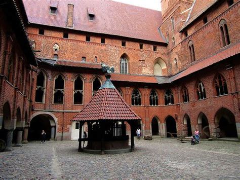 Malbork Castle Medieval Period Beautiful Castles Beautiful Places To