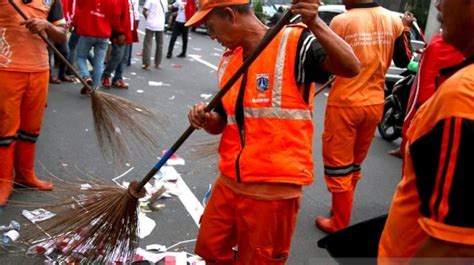 Check spelling or type a new query. Cara Melamar Kerja Tukang Sapu Jalanan / Kisah Tukang Kebun Dprd Gunungkidul Dari Gaji Rp15 000 ...