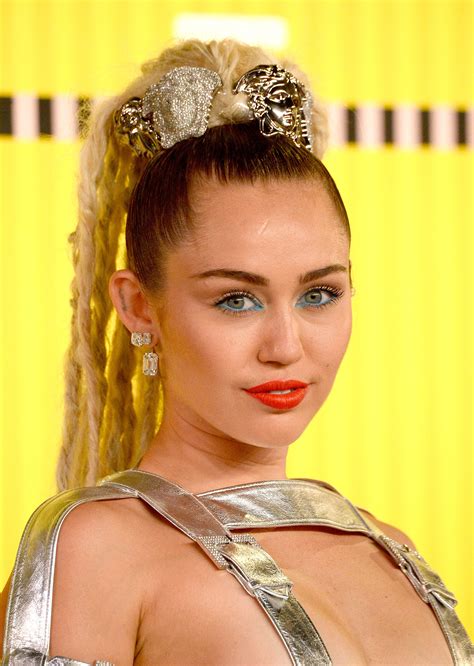Miley Cyrus See Every Epic Hair And Makeup Moment From The Mtv Vmas