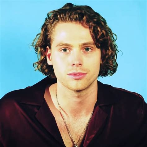 He is widely popular for being the lead guitarist and rhythm guitarist of the band 5 seconds of summer. 5SOSQUADICONS — luke hemmings icons 💙 like or reblog
