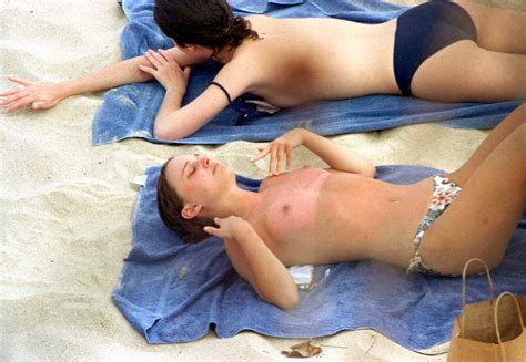 Natalie Portman Nuda Anni In Beach Babes