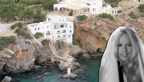 Ο πρώτος είναι ο περίφημος θρύλος του horseshoe bay για τη νεκρή λούσι, τη βασίλισσα της θάλασσας, που φορούσε μόνο τη στέμμα της για μια νύχτα. Το σπίτι της... "Νεράιδας" Αλίκης στα χέρια Ρώσου κροίσου ...