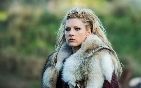 fotografía de primer plano de la mujer de la serie de televisión vikingos en abrigo de pieles
