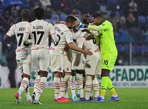 Milan vence Cagliari fora de casa e se mantém na liderança do Campeonato Italiano futebol