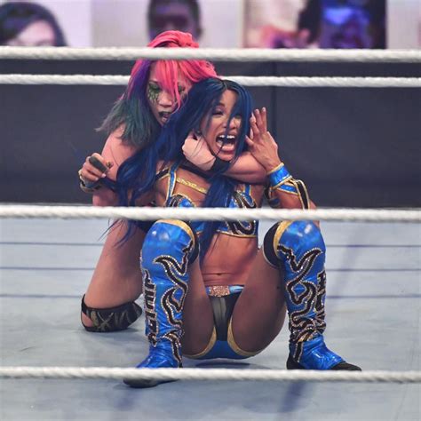 Photos The Empress And The Boss Battle In Edge Of Your Seat Bout Wwe Girls Wwe Womens Wwe