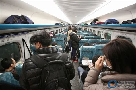 如何使用「台灣高鐵 t express」一人訂票多人分票？ 艾倫從 app 上訂購了兩張往台中的車票，但電子車票都在艾倫的手機裡，另一外友人要如何拿 qr code 進站呢？ 高鐵訂票新增「座位喜好」 能自由選擇靠窗or走道了! | ETtoday生活新聞 | ETtoday 新聞雲