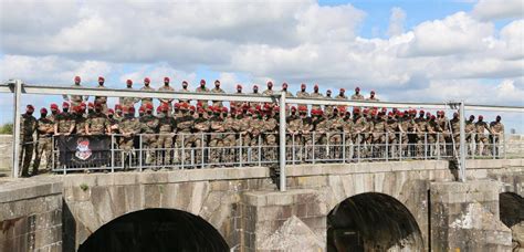 133 000 par les mers et 23 000 par les airs dont 13 000 parachutistes américains sur utah et 10 000 britanniques entre l'orne et la dives. Normandie. Des parachutistes sur les traces du Débarquement