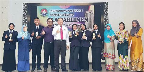 Contoh teks debat ala parlimen (pemansuhan peperiksaan). SMK Labuan Juara Pertandingan Bahas Bahasa Melayu Ala ...