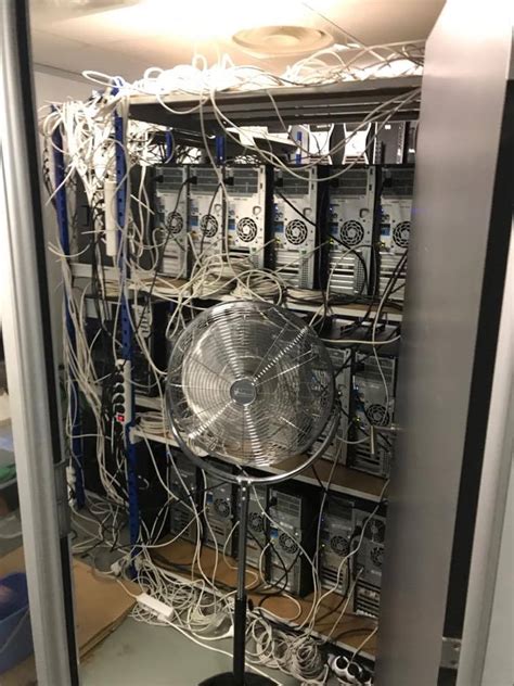 If you are gamer you will know only to well about uplay, a service that allows its users to gain great benefits such as extra game content and limited edition goodies as well. A server room in a Ubisoft studio : cablefail