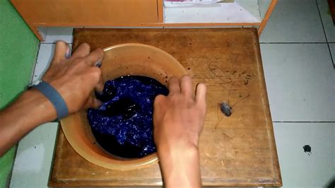Pembuatan kompon dilakukan dengan cara pencampuran karet dengan bahan kimia di dalam mesin pencampur dan pembentukan dilakukan di dalam mesin pembentuk setelah terlebih dahulu dilunakkan. Cara Mewarnai Case Hp Dengan Pewarna Makanan - GAMBAR ...