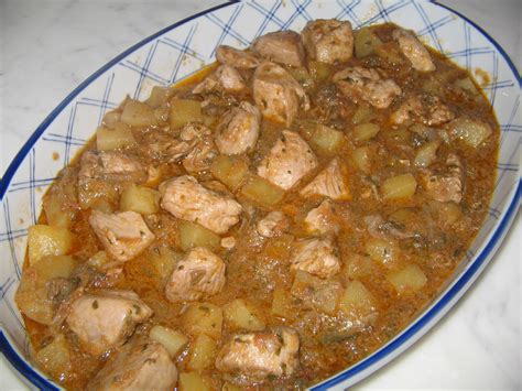 Il pollo è arricchito con patate e carote, sfumato con il vino bianco e, per ottenere un intingolo saporito, viene aggiunto concentrato di. Non solo Cucine Isolane: Pollo in umido o alla pizzaiola
