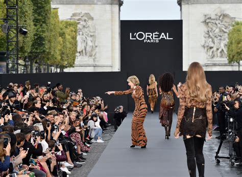 L Oréal Paris Invite Les Stars à Défiler Sur Les Champs Élysées Elle Québec