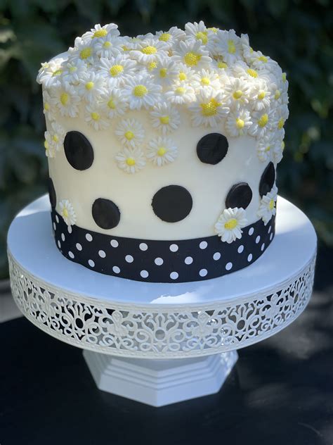 Retro Style White Daisy Cake Daisy Cakes Cake Desserts