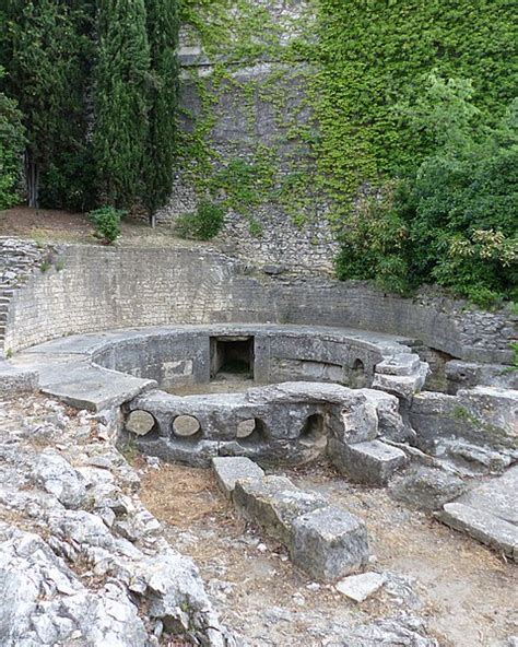 Château d'eau romain ou Castellum Divisorium à Nîmes - PA00103093 ...