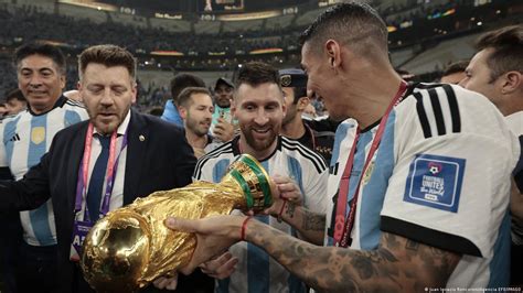 Messi Levantó Una Falsa Copa En Su Icónico Post Del Mundial Dw 04