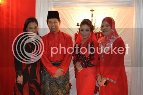Merah Menyala Sungguh Gambar Pertunangan Ally Iskandar Dan Aishah Zainal