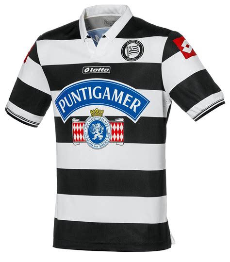 El modelo titular mezcla los colores gris y negro en una camiseta con cuello v y líneas verticales, sin más detalles que un logo especial en lo alto de la espalda. Sturm Graz 2014-2015 Lotto Home Football Shirt | 14/15 ...