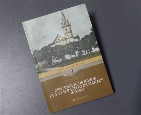 Livro reúne detalhes da história da construção da centenária Paróquia