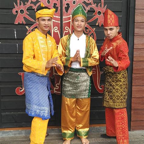 Keunikan Pakaian Adat Kalimantan Barat Dadso