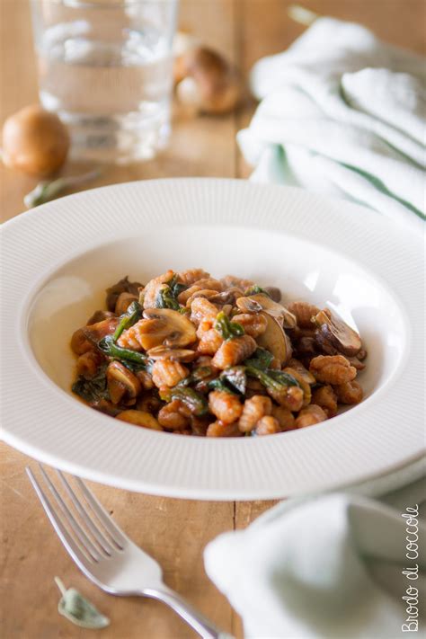 Togliete dal fuoco e, con l'aiuto di un coppa pasta, impiattate. Gnocchi integrali all'acqua con sugo di funghi - Brodo di ...