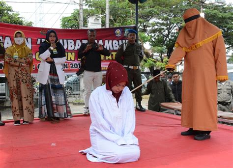 indonesian man faints during public whipping for sharia banned sex
