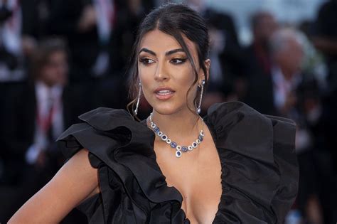 Giulia salemi pronta ad approdare nello studio della trasmissione isola dei famosi 2021 in onda su giulia salemi, nota influencer ed ex concorrente del grande fratello vip, ha scoperto di avere una. Giulia Salemi in lacrime, lo sfogo su Instagram: isolata ...