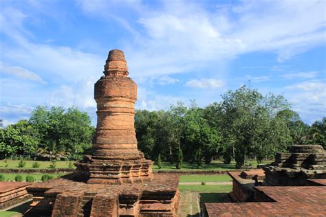 Candi muara takus adalah salah satu dari beberapa candi budha, dan candi ini membuktikan bahwa pernah eksistensi agama budha di kawasan ini beberapa abad silam. Candi Muara Takus, Pesona Wisata Sejarah di Bumi Lancang ...