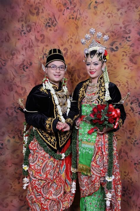 Rias pengantin luwes, meskipun tidak mengkhususkan diri hanya untuk rias pengantin adat jawa saja, banyak permintaan dan melayani pengantin dengan adat jawa mengunakan paes beserta dengan dodotan. Pernikahan Adat Jawa Hijab Modern - Nice Blog