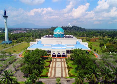 Pertama kali dibangun tahun 1847 atau 6 tahun setelah 7 januari 1981 lembaga tersebut berubah menjadi masjid negeri sarawak charitable trust atau lembaga amanah kebajikan masjid negeri sarawak. Perkembangan Masjid Negeri