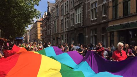 gay pride in antwerpen lokt 85 000 bezoekers vrt nws nieuws