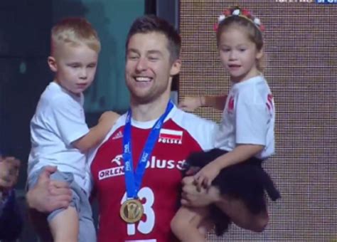 Bądź polakiem, to znaczy całe zdolności zużyj dla dobra polski i wszystkich polaków. Z dziećmi na rękach odbierał złoto dla polskich siatkarzy ...