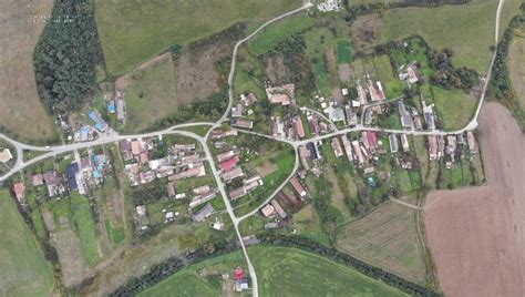 To zasáhlo obec lužice u hodonína a záběry rozbitých budov a domů vypadají jako z apokalypsy. Intenzívny dážď zvyšuje hladiny riek, starosti robí aj ...