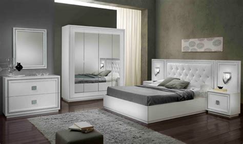 La collection sirolo est conçue, avec un esprit de modernité. Dessus du chevet avec lampe Krystel laque blanc
