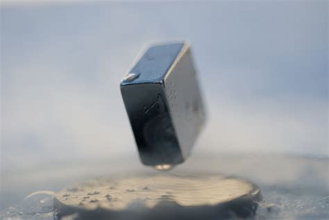 Filelevitation Of A Magnet On Top Of A Superconductor 2 Wikipedia
