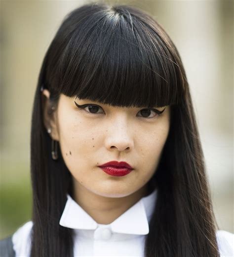 Elle met en valeur le front et le. Idée Coiffure : Description coupe frange longue, cheveux ...