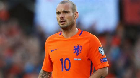Wesley sneijder · onono · arsenal transfer target andre onana has been advised to snub a transfer to the emirates. Dritings Wesley Sneijder festet på biltaket til en gammel ...