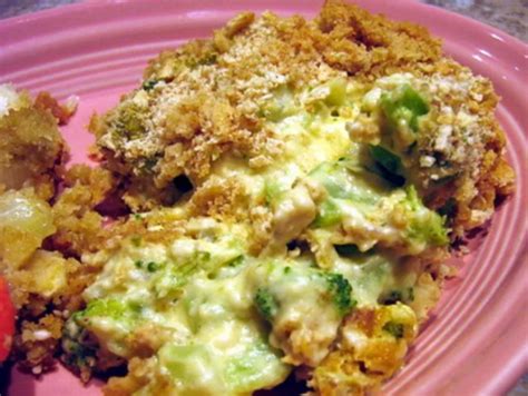 This broccoli casserole with cheddar cheese and crackers is one such meal that can be served as a main dish or with fresh salad, baked potatoes, leftover roasted turkey, or chicken. Paula Deen's Broccoli Casserole - Skinny Recipes