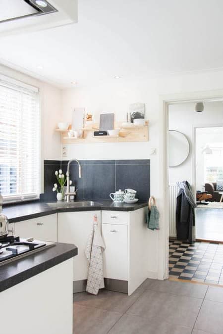 Les détails importants d'une petite cuisine. Une crédence de cuisine avec un carrelage pour sol