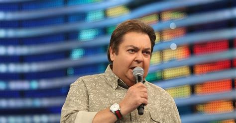 Com uma cartinha em mãos, o jornalista falou que iria anunciar a contratação bombástica da band e logo de início, expôs que a amiga estava errada em divulgar que seria faustão, pois na verdade o. Após 32 anos, Faustão vai deixar a Globo no fim deste ano ...